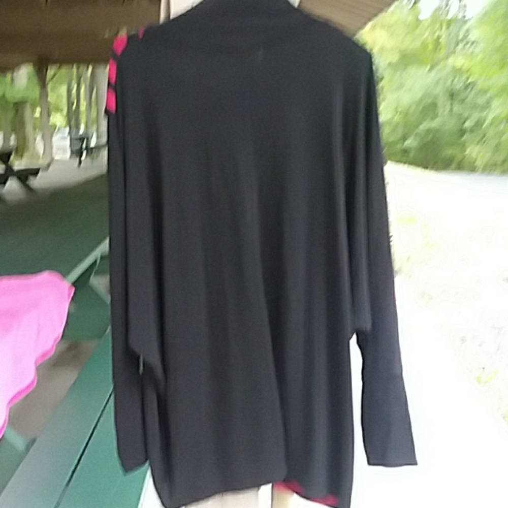 KEREN HART  SIZE XL SLIMMING BLACK AND RED TOP - Picture 5 of 7